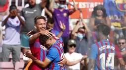 Penyerang Barcelona, Luuk de Jong (kiri) berselebrasi dengan rekan setimnya usai mencetak gol ke gawang Levante pada pertandingan lanjutan La Liga Spanyol di Levante di stadion Camp Nou, Spanyol, Minggu (26/9/2021). Barcelona menang telak atas Levante 3-0. (AP Photo/Joan Monfort)