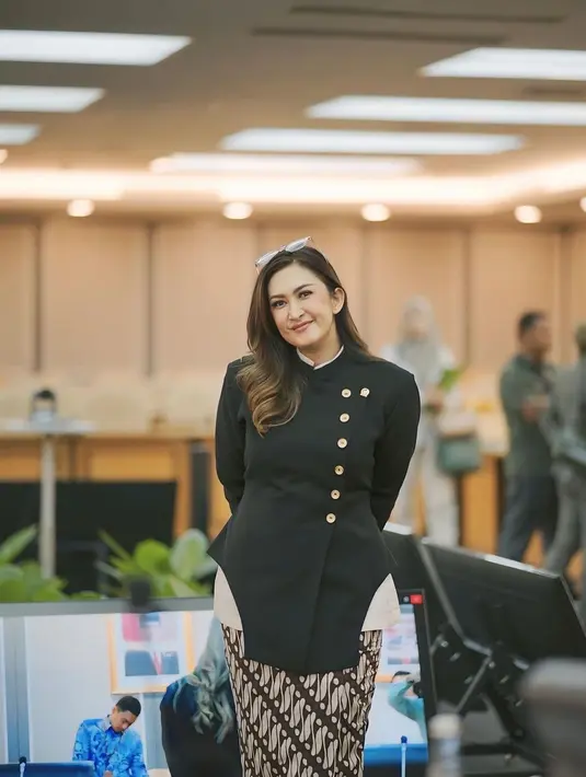 Nafa Urbach tak kalah memesona saat mengenakan kebaya janggan warna hitam dengan detail kancing emas di bagian depan. Penampilannya kian elegan dengan rok batik parang sebagai bawahan.