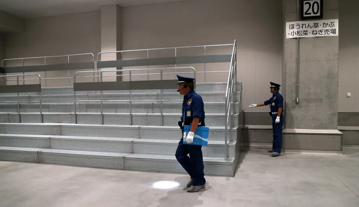 Petugas keamanan memeriksa bagian pasar ikan Toyosu sebelum upacara pembukaan di Tokyo, Kamis (13/9). Pemerintah kota akan merelokasi pasar ikan Tsukiji yang terkenal di Tokyo dan merupakan pasar ikan terbesar di dunia, ke lokasi ini. (AFP/Behrouz MEHRI)