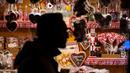 Seorang pria berjalan melewati pasar Natal di Mulhouse, Prancis timur, pada 23 November 2024. (SEBASTIEN BOZON/AFP)