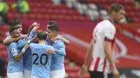 Para pemain Manchester City merayakan gol yang dicetak Kyle Walker ketika The Citizens menang 1-0 atas Sheffield United dalam laga pekan ketujuh Premier League di Bramall Lane Stadium, Sabtu (31/10/2020). (Cath Ivill/Pool via AP)