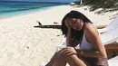 Nah, begini gaya seksi Kylie Jenner saat berjemur di pantai.(instagram/kyliejenner)