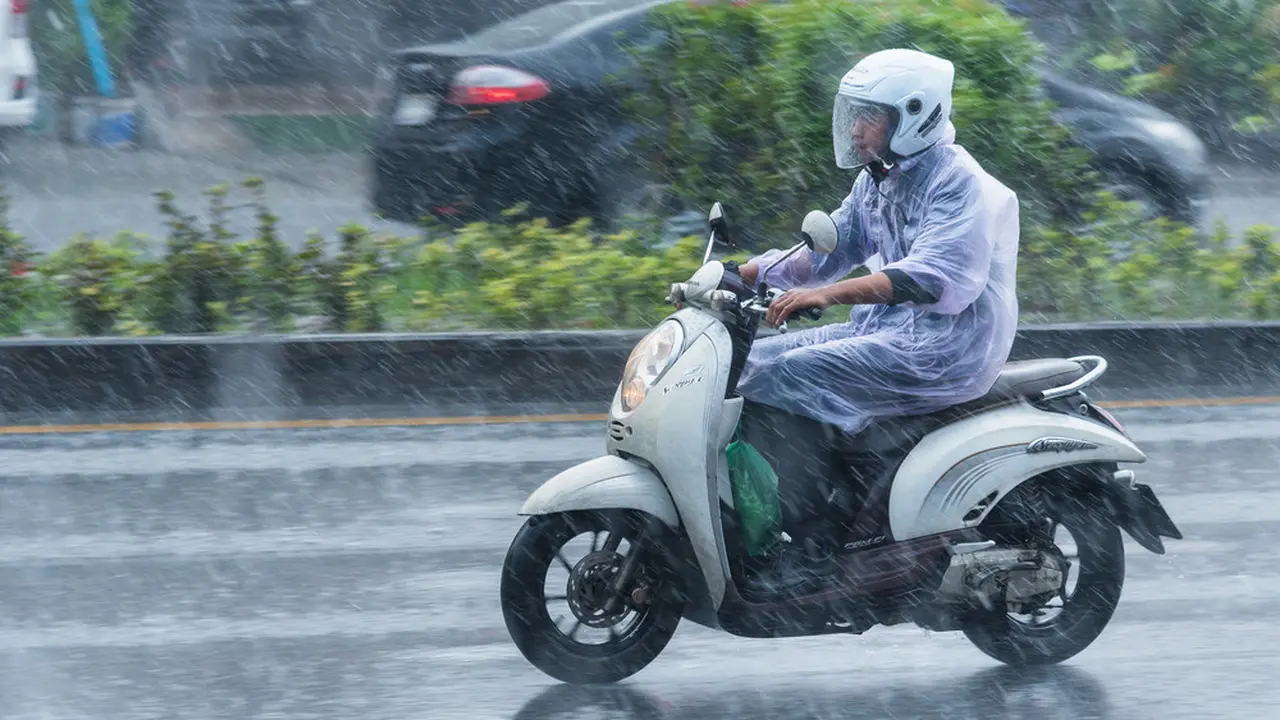 Ilustrasi pengendara motor menghadapi kondisi hujan