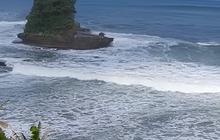Disebut Tanah Lotnya Sukabumi, Begini Potret Eloknya Pantai Karang Gantungan