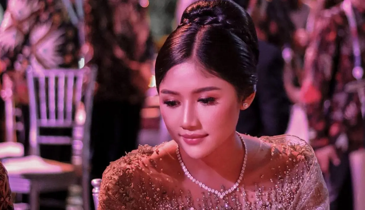 Serta dipermanis dengan beberapa perhiasan seperti kalung dan anting berlian. [Instagram/erinagudono]