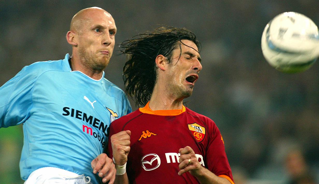 Jaap Stam. Ia dinyatakan positif menggunakan steroid nandrolone saat membela Lazio pada musim 2001/2002, tepatnya pada 13 Oktober 2001 usai kemenangan 2-0 atas Atalanta di Liga Italia. Jaap Stam dihukum selama 5 bulan. (Foto: AFP/Gabriel Bouys)