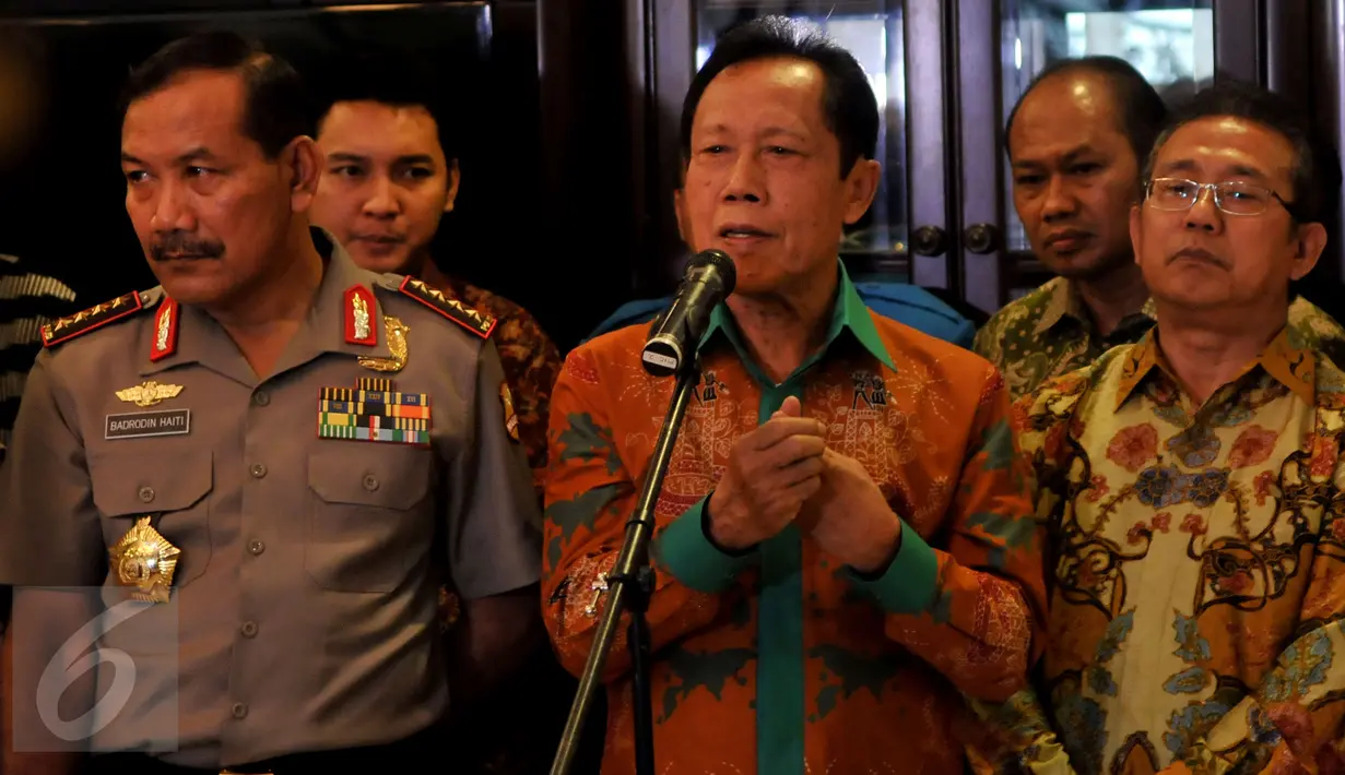  Kepala BIN, Sutiyoso (tengah), Kapolri Jenderal Badrodin Haiti (kiri) melakukan konferensi pers di kediaman Kepala BIN, Jakarta, Kamis, (23/7/2015). Sutiyoso menghimbau kepada masyarakat agar menjaga kerukunan dan ketentraman negara.(Liputan6/JohanTallo)