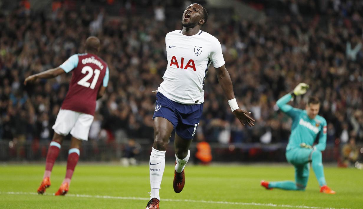 Gelandang Tottenham Hotspur, Moussa Sissoko, melakukan selebrasi usai cetak gol ke gawang West Ham United pada laga Piala Liga Inggris di Stadion Wembley, Rabu (25/10/2017). West Ham United menang 3-2 atas Tottenham Hotspur. (AP/Kirsty Wigglesworth)