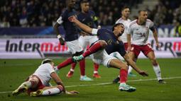 Bek Timnas Gibraltar, Ethan Santos melakukan tekel keras terhadap gelandang Timnas Prancis, Warren Zaire-Emery pada laga lanjutan Grup B Kualifikasi Euro 2024 di Allianz Riviera Stadium, Nice, Minggu (19/11/2023) dini hari WIB. (AP Photo/Daniel Cole)