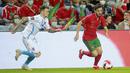 Gelandang Portugal Bernardo Silva berlari dengan bola menjauhi gelandang Luksemburg Sebastien Thill pada lanjutan Kualifikasi Piala Dunia 2022 di Stadion Do Algarve, Rabu (13/10/2021) dini hari WIB. Hat-trick Cristiano Ronaldo membuat Portugal menang 5-0 atas Luksemburg. (AP Photo/Joao Matos)