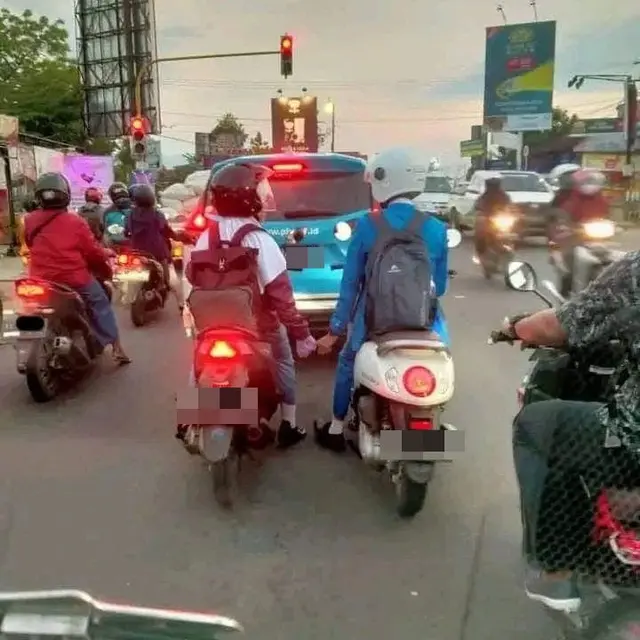 6 Potret Orang Pacaran Pegangan Tangan Ini Romantis Tapi Bikin Geli