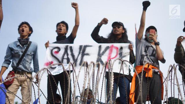 Massa Demonstrasi di Depan DPR