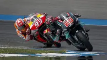 Pembalap Repsol Honda, Marc Marquez, berusaha mengejar Fabio Quartararo, pada MotoGP Thailand di Sirkuit Buriram, Minggu (6/10). Pembalap asal Spanyol itu menyudahi balapan 26 lap dengan catatan waktu 39 menit 36,223 detik. (AP/Gemunu Amarasinghe)