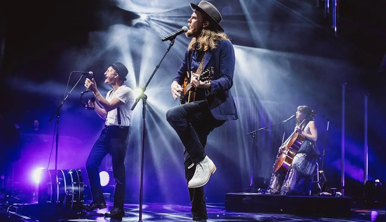 The Lumineers sempat menghentikan konser beberapa saat untuk memberi tahu penggemar agar tidak merekam saat konser berlangsung. (instagram/thelumineers)