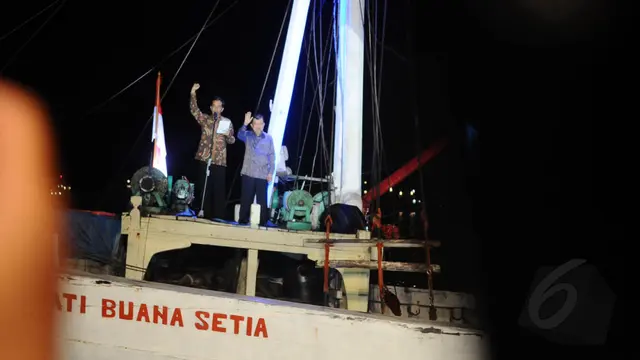 Jokowi Salam Tiga Jari di Atas Kapal