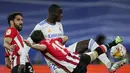 Bek Real Madrid, Ferland Mendy berebut bola dengan pemain Athletic Bilbao, Oier Zarraga dan Alex Petxarroman pada pertandingan lanjutan La Liga Spanyol di Santiago Bernabeu di Madrid, Spanyol, Kamis (2/12/2021). Real Madrid menang tipis atas Atletico Bilbao 1-0. (AP Photo/Bernat Armangue)