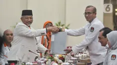 Presiden PKS Ahmad Syaikhu memberikan dokumen kepada Ketua KPU RI Hasyim Asyari saat mendaftarkan Bacaleg tingkat DPR RI di Kantor KPU RI, Jakarta, Senin (8/5/2023). (merdeka.com/Iqbal S. Nugroho)
