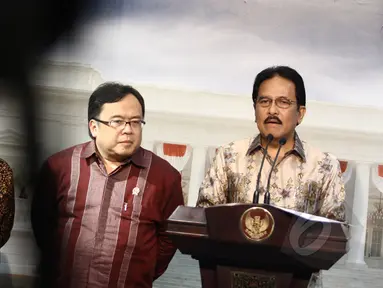 Menko Perekonomian Sofyan Djalil (kanan), didampingi Menkeu Bambang Brodjonegoro (tengah) dan Menteri ESDM Sudirman Said (kiri) memberi keterangan pers usai menghadiri rapat terbatas di Kantor Presiden, Jakarta, Senin (16/3). (Liputan6.com/Faizal Fanani)