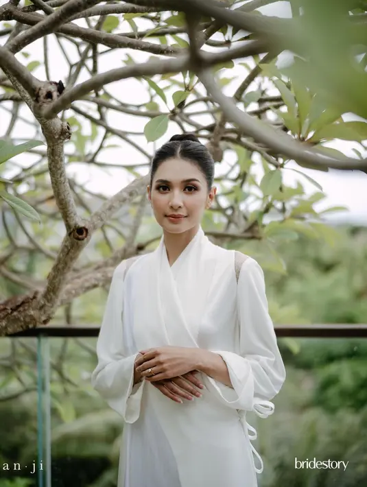 Bridal robe Mikha Tambayong memiliki filosofi yang terinspirasi dari pakaian kesucian biksu 
[@thebridestory]