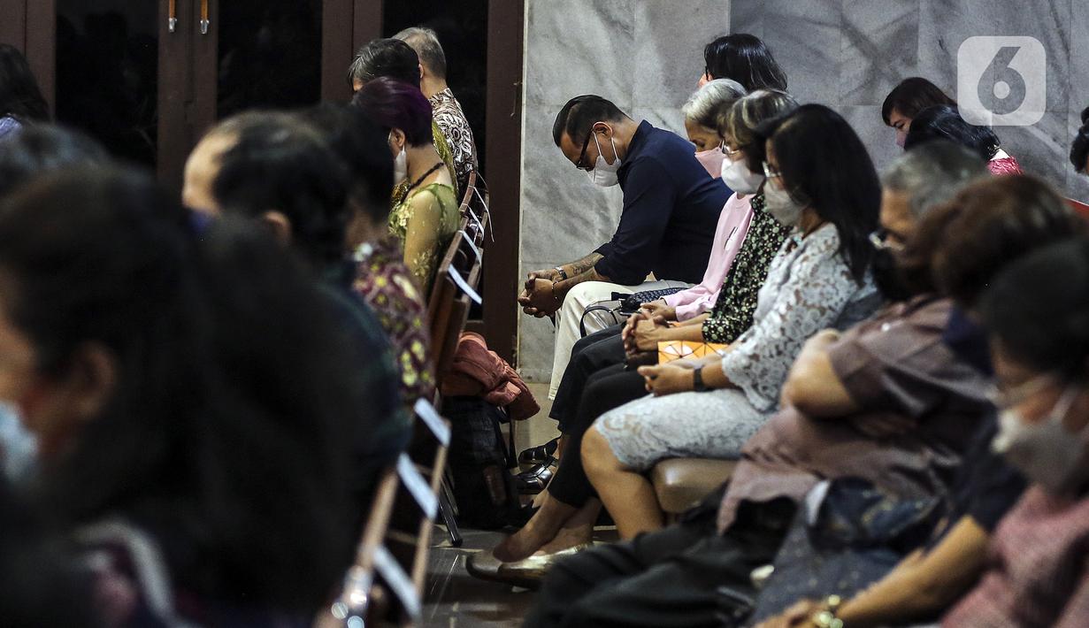 Jemaat mengikuti ibadah perayaan malam Natal di Gereja Protestan Indonesia Bagian Barat (GPIB) Effatha, Jakarta, Jumat (24/12/2021). Ibadah malam ini mengangkat tema Nyanyian Pujian. (Liputan6.com/Johan Tallo)