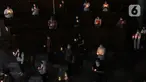 Umat Kristiani mengikuti misa Natal di Gereja Immanuel, Jakarta, Kamis (24/12/2020). Misa Natal di Gereja Immanuel digelar dengan membatasi jumlah jemaat menjadi sebanyak 50 orang. (Liputan6.com/Angga Yuniar)