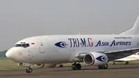 Bongkar Muat Sembako, Asia Airlines Terjungkal di Bandara Wamena