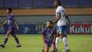 Ekspresi kecewa gelandang Persita Tangerang, Harrison Cardoso (bawah) usai gagal mencetak gol saat melawan Persib Bandung dalam laga pekan kedua BRI Liga 1 2021/2022 di Stadion Wibawa Mukti, Cikarang, Sabtu (11/09/2021). Persita kalah 1-2. (Foto: Bola.com/Bagaskara Lazuardi)