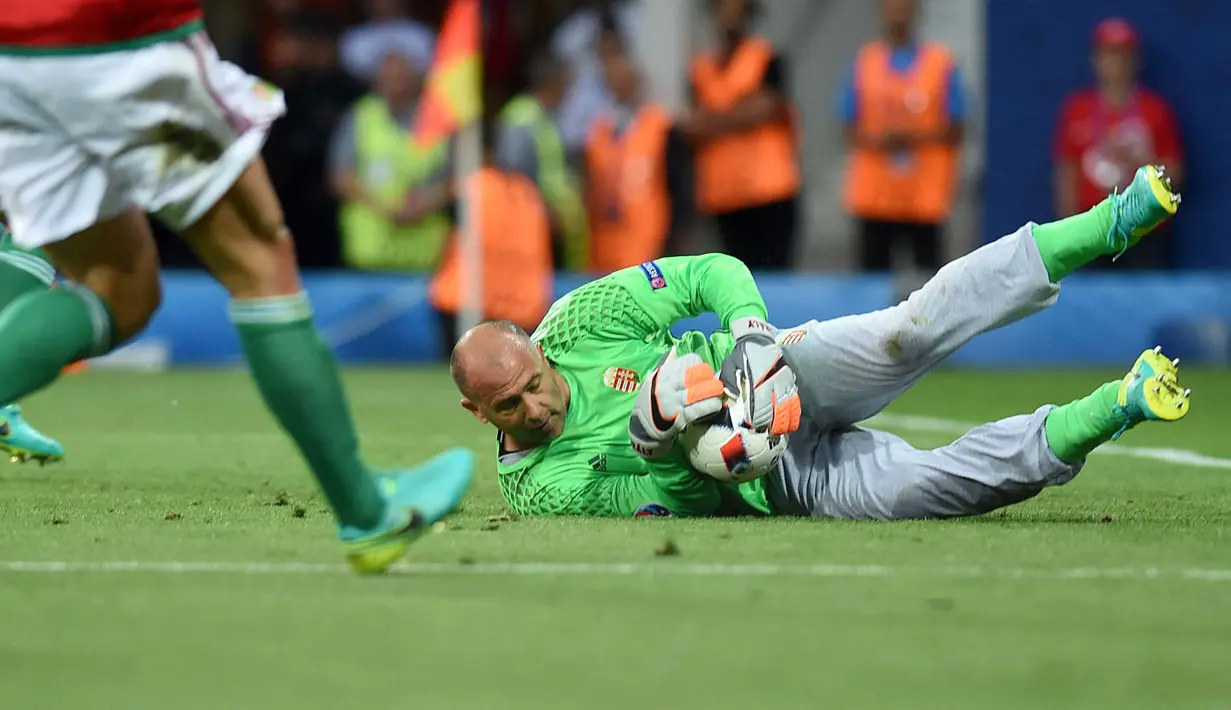 Saat itu ia berusia 40 tahun dan 86 hari sekaligus mempertajam rekor pemain tertua di Piala Eropa atas namanya sendiri. (Foto: AFP/Remy Gabalda)