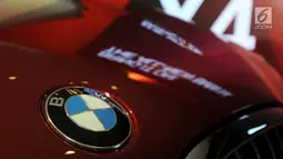 Logo The All New BMW X4 seri terbaru saat peluncuran di Jakarta,  Kamis (7/2). All New BMW X4 adalah versi xDrive30i M Sport X  mesin 4 silinder Valvetronic TwinPower Turbo Double VANOS berkapasitas 2.000cc. (Merdeka.com/Dwi Narwoko)