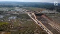 Foto udara antrean kendaraan pemudik saat melintasi tanjakan Jembatan Kali Kenteng di ruas tol fungsional Salatiga-Kartasura, Kab Semarang, Jateng, Selasa (12/6). Kepadatan karena pengguna jalan harus bergantian melewati. (Liputan6.com/Arya Manggala)