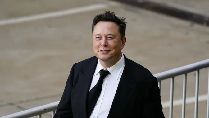 <p>Elon Musk berjalan dari pusat peradilan di Wilmington, Delaware, Amerika Serikat, Senin (12/7/2021). Pemegang saham menuduh Elon Musk memperkaya dirinya serta keluarganya dengan kesepakatan yang terjadi pada 2016 terkait masalah akuisisi SolarCity. (AP Photo/Matt Rourke)</p>