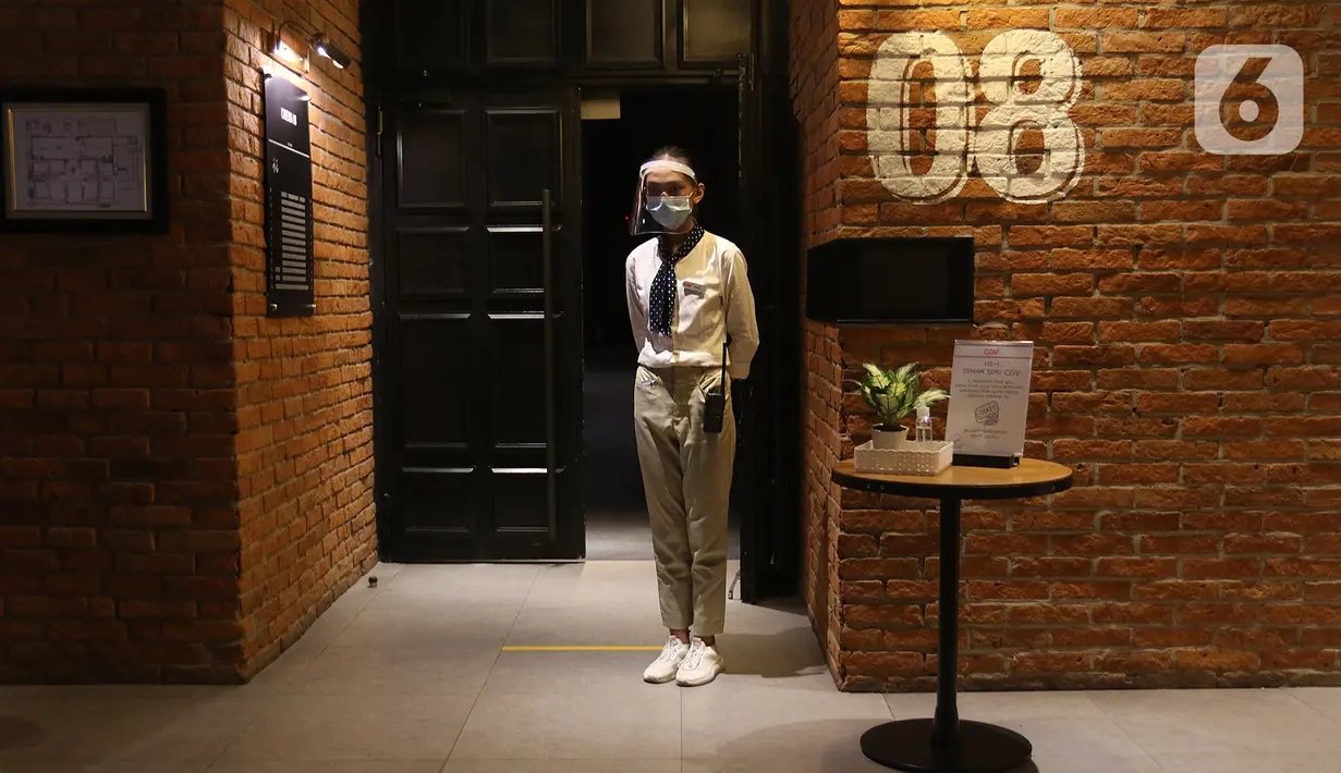 Pekerja berjaga di depan studio yang sudah dibuka, di CGV Grand Indonesia di Jakarta, Rabu (21/10/2020). Jumlah penonton Bioskop yang kembali beroperasi dibatasi maksimal 25 persen dari total kapasitas. (Liputan.com/Herman Zakharia)