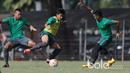 Aksi pemain layaknya sedang menari pada sesi latihan Timnas U-22 Indonesia di Lapangan SPH, Karawaci, Jumat (17/3/2017). Latihan ini adalah persiapan laga persahabatan melawan Mynmar. (Bola.com/Nicklas Hanoatubun)
