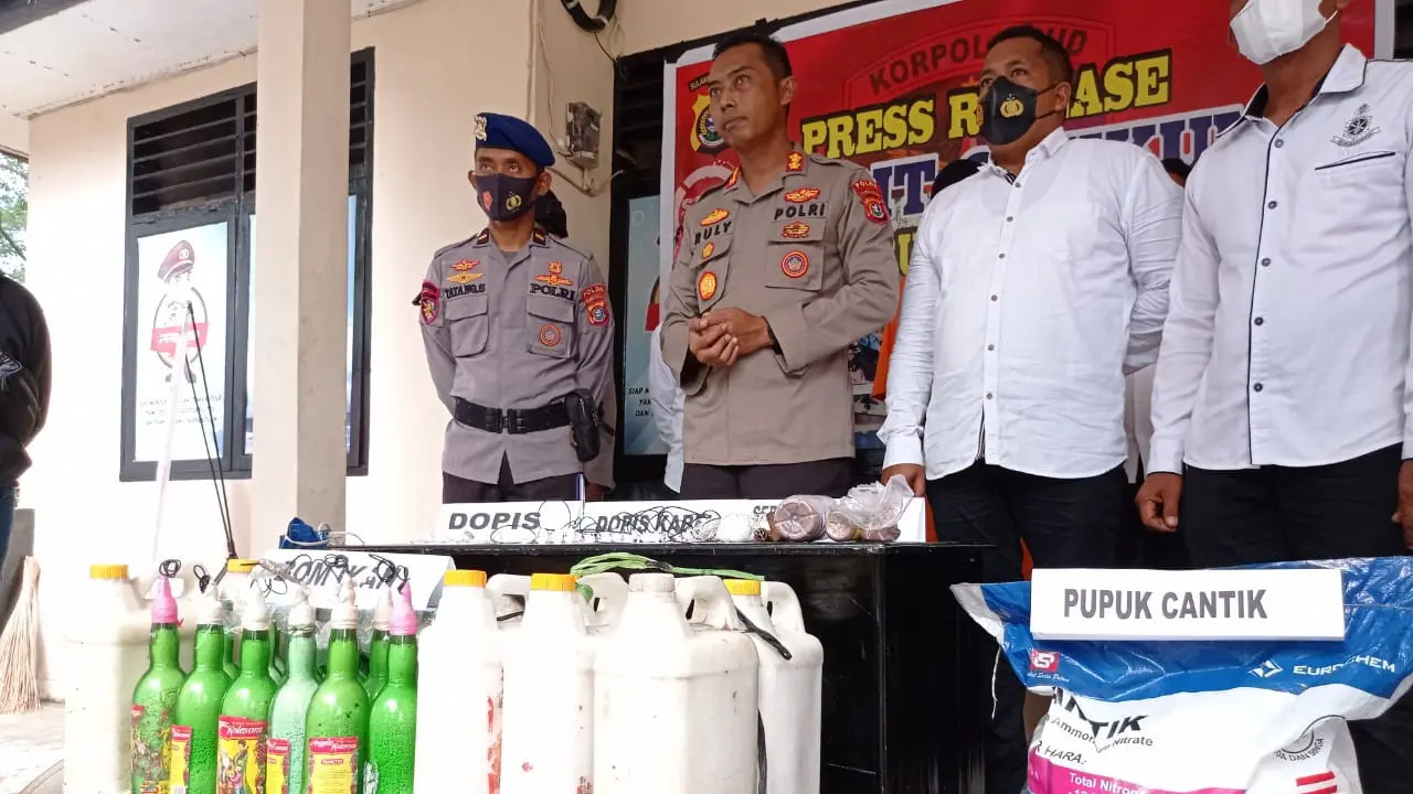 Seorang nelayan ditangkap usai menyalahgunakan pupuk cantik untuk dibuat menjadi bom ikan di Konawe.(Liputan6.com/Ahmad Akbar Fua)