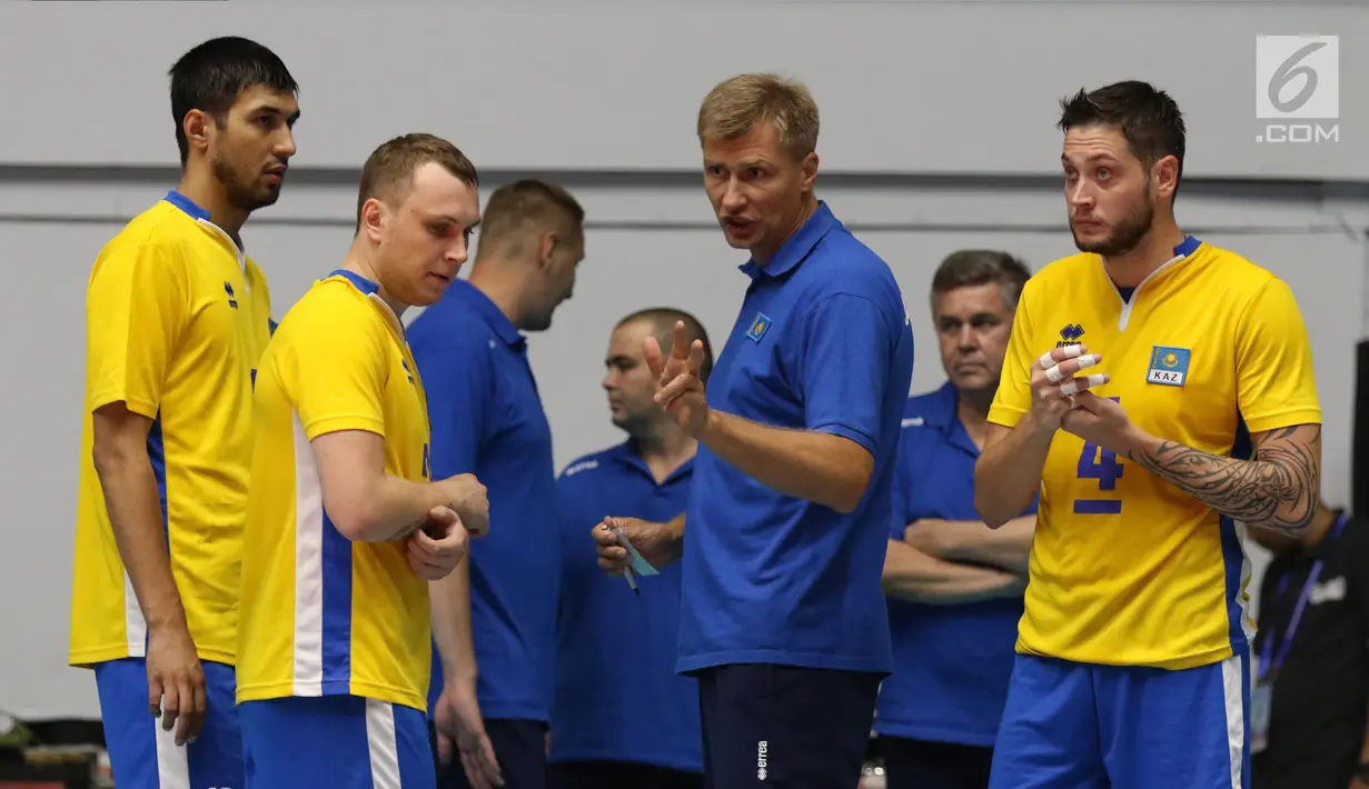Pelatih timnas voli Kazakhstan, Nikolchaenko Igor (ketiga kanan) memberi arahan pada pemainnya saat melawan Qatar di Kejuaraan Voli Asia 2017 ke-16 di GOR Tri Dharma, Gresik, Senin (24/7). Kazakhstan unggul 3-2. (Liputan6.com/Helmi Fithriansyah)