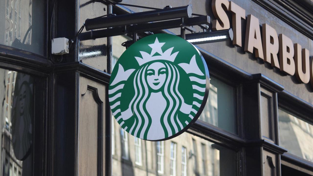 Kabar Mengejutkan: Starbucks Bakal PHK Karyawan Mulai Maret 2025