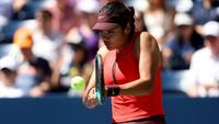 Emma Raducanu dari Britania Raya bertanding melawan Janice Tjen dari Indonesia dalam pertandingan Putaran Kedua Tunggal Putri mereka pada Hari Keempat AS Terbuka 2025 di USTA Billie Jean King National Tennis Center pada 27 Agustus 2025 di kawasan Flushing, Queens, New York City. (Matthew Stockman/Getty Images via AFP)
