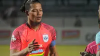 Penjaga gawang PSIS, Jandia Eka Putra, harus diistirahatkan saat menghadapi Borneo FC di Stadion Segiri, Samarinda, Rabu (10/7/2019). (Bola.com/Vincentius Atmaja)