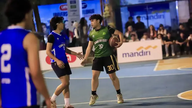 Peserta LIMA beraksi di lapangan basket