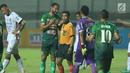 Pemain depan PS TNI, Elio Bruno Teixeira (kedua kiri) melakukan protes kepada wasit Untung saat laga melawan Bali United dilanjutan Liga 1 Indonesia di Stadion Pakansari, Kab Bogor, Senin (10/7). Bali United unggul 4-3. (Liputan6.com/Helmi Fithriansyah)