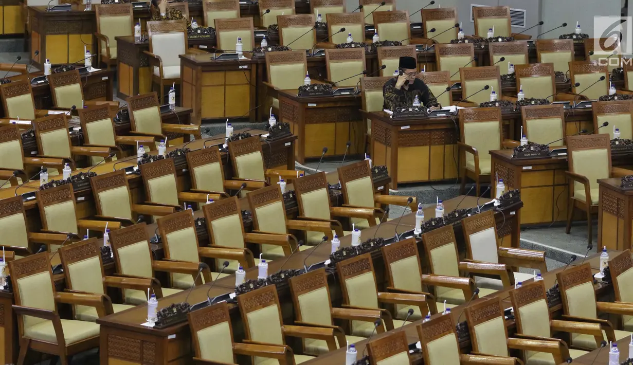 Anggota dewan mengikuti rapat paripurna ke-11 DPR RI tahun sidang 2019-2020 di Kompleks Parlemen, Jakarta, Kamis (26/9/2019). Paripurna tersebut mengambil keputusan terkait RUU Pengelolaan Sumber Daya Nasional (PSDN) untuk Pertahanan Negara. (Liputan6.com/Helmi Fithriansyah)