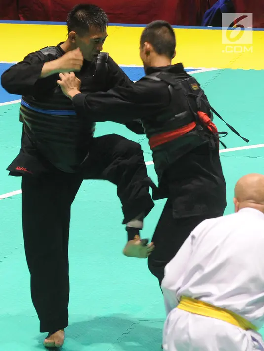 Pesilat Indonesia Iqbal Chandra Pratama (biru) bertanding melawan Ngoc Toan Nguyen asal Vietnam (merah) di final Kelas D Putra Asian Games 2018 di Jakarta, Senin (27/8). Iqbal menang dan mendapatkan medali emas. (Merdeka.com/Arie Basuki)