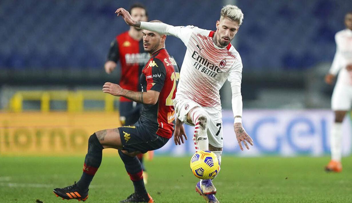 Pemain AC Milan, Samuel Castillejo, berusaha melewati pemain Genoa, Stefano Sturaro, pada laga Liga Italia di Stadion Luigi Ferraris, Kamis (17/12/2020). Kedua tim bermain imbang 2-2. (Spada/LaPresse via AP)