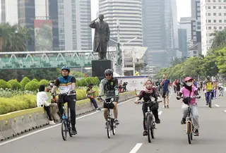 Banyak dari mereka datang untuk berolah raga mulai dari jogging, bersepeda ataupun olahraga lainnya. (Bola.com/M Iqbal Ichsan)