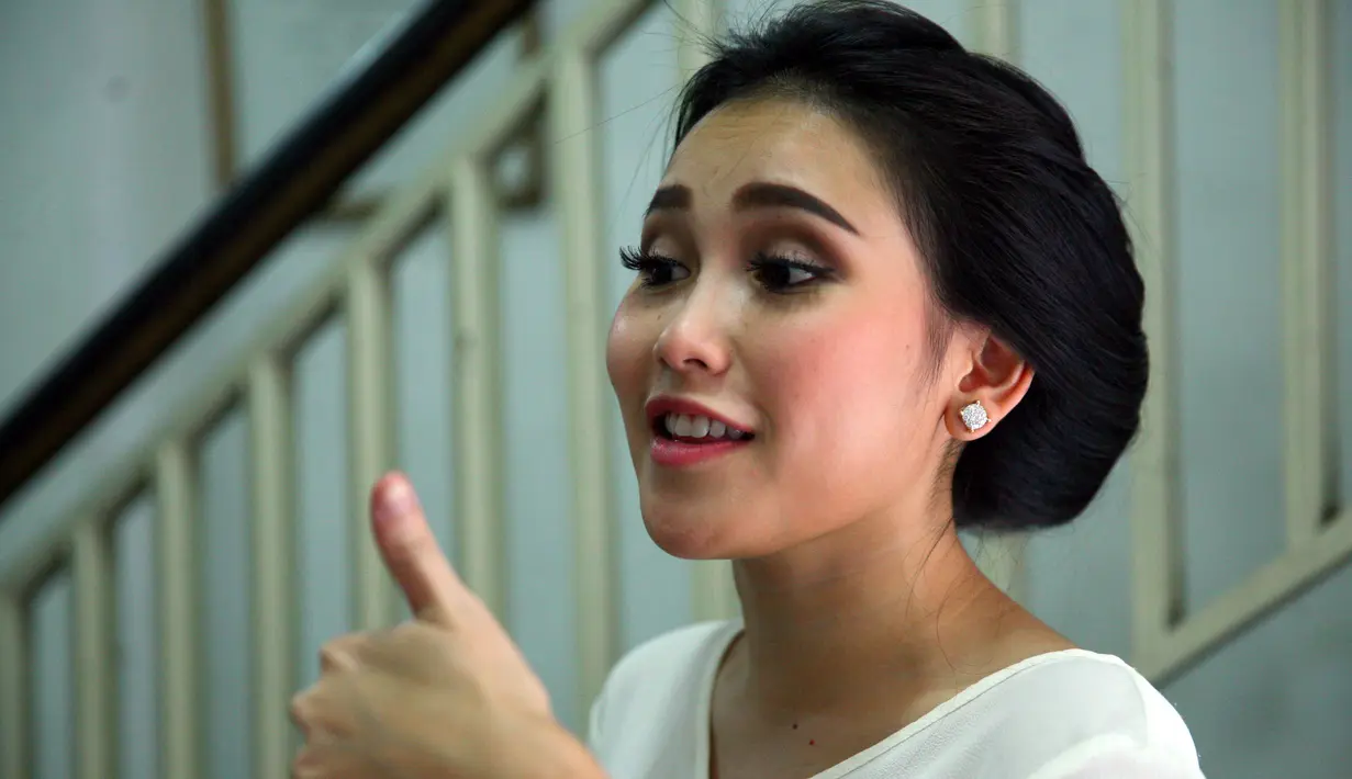Ayu sendiri mengaku sudah hal yang biasa ketika mendapat kecaman dari berbagai pihak. Ia juga tak akan menyampaikan sesuatu pada saat nanti ketemu dengan Deddy. (Nurwahyunan/Bintang.com)