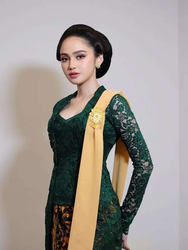 Potret Syifa Hadju Pakai Kebaya Hijau Renda dengan Sanggul