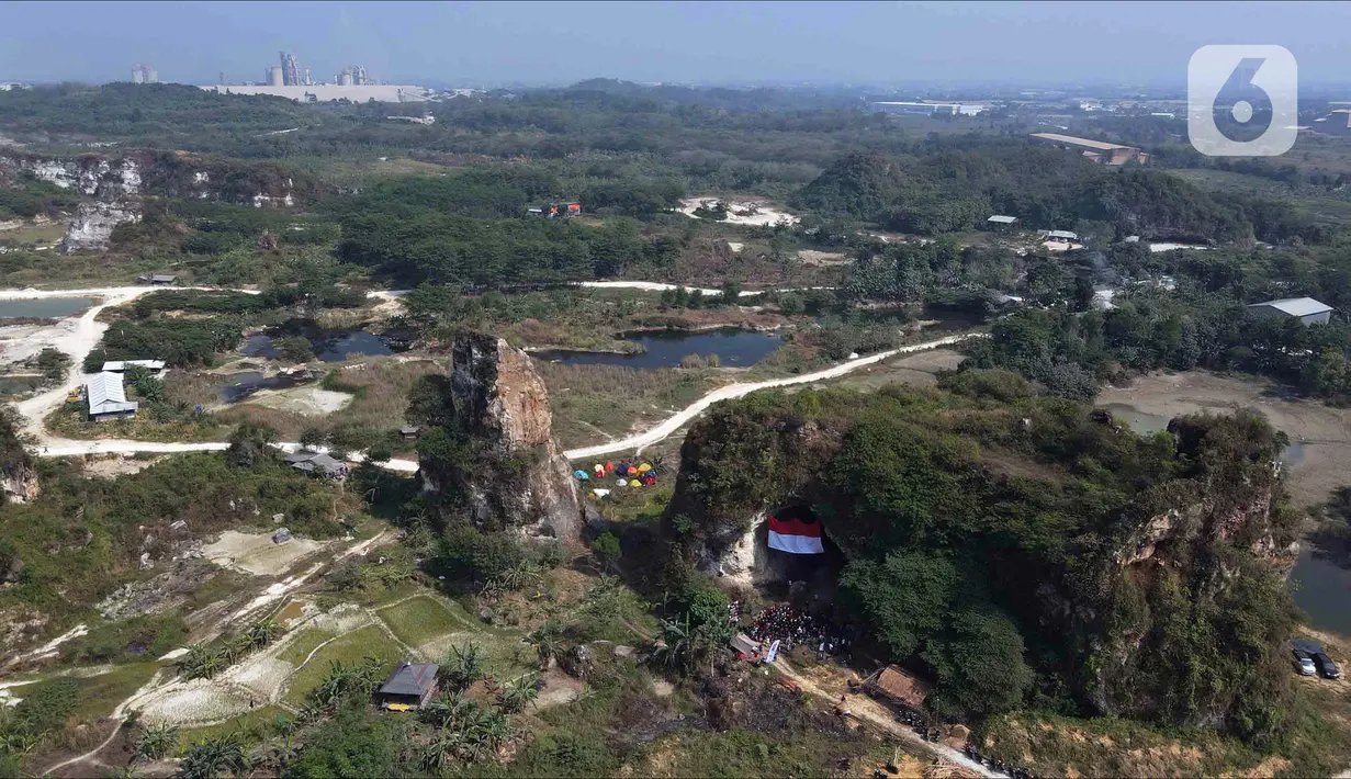 Upacara tersebut merupakan rangkaian kegiatan Festival Merdekarst Klapanunggal sekaligus mempromosikan semangat peduli terhadap kelestarian ekosistem karst di Indonesia. (merdeka.com/Imam Buhori)
