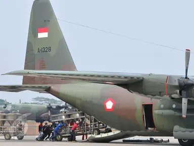 Tim BPPT dan TNI AU memasukkan alat TMC (Teknologi Modifikasi Cuaca) di Bandara Halim Perdana Kusuma, Jakarta, (01/11/2015). Tim BPPT dan TNI AU melakukan persiapan modifikasi cuaca untuk penanggulangan bencana asap. (Liputan6.com/Andrian Martinus)