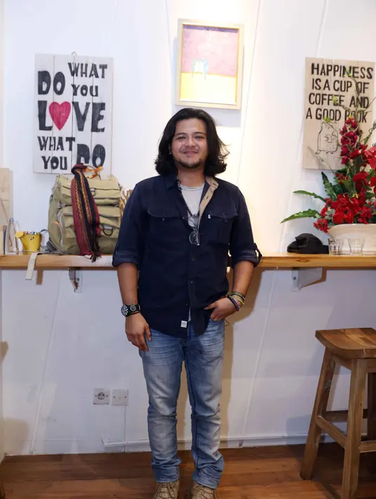 Kebahagiaan saat salah satu kru film datang membawa sejumlah makanan khas Indonesia. (Nurwahyunan/Bintang.com)