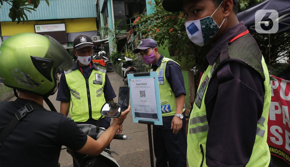 Petugas mengawasi pengunjung yang melakukan scan QR code melalui aplikasi PeduliLindungi di Pasar Anyar, Tangerang, Selasa (26/10/2021). PD Pasar Kota Tangerang memberlakukan penerapan aplikasi PeduliLindungi di dua pasar tradisional, yakni Pasar Anyar dan Pasar Poris. (Liputan6.com/Angga Yuniar)